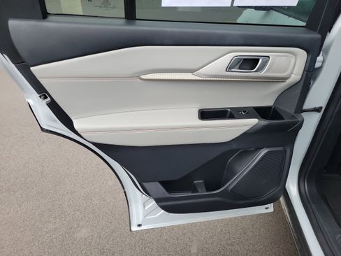 Used 2025 Ford Explorer Active w/ Active Comfort Package image 10