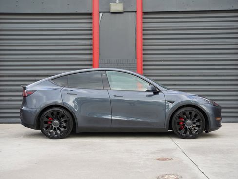 Used 2022 Tesla Model Y Performance image 3