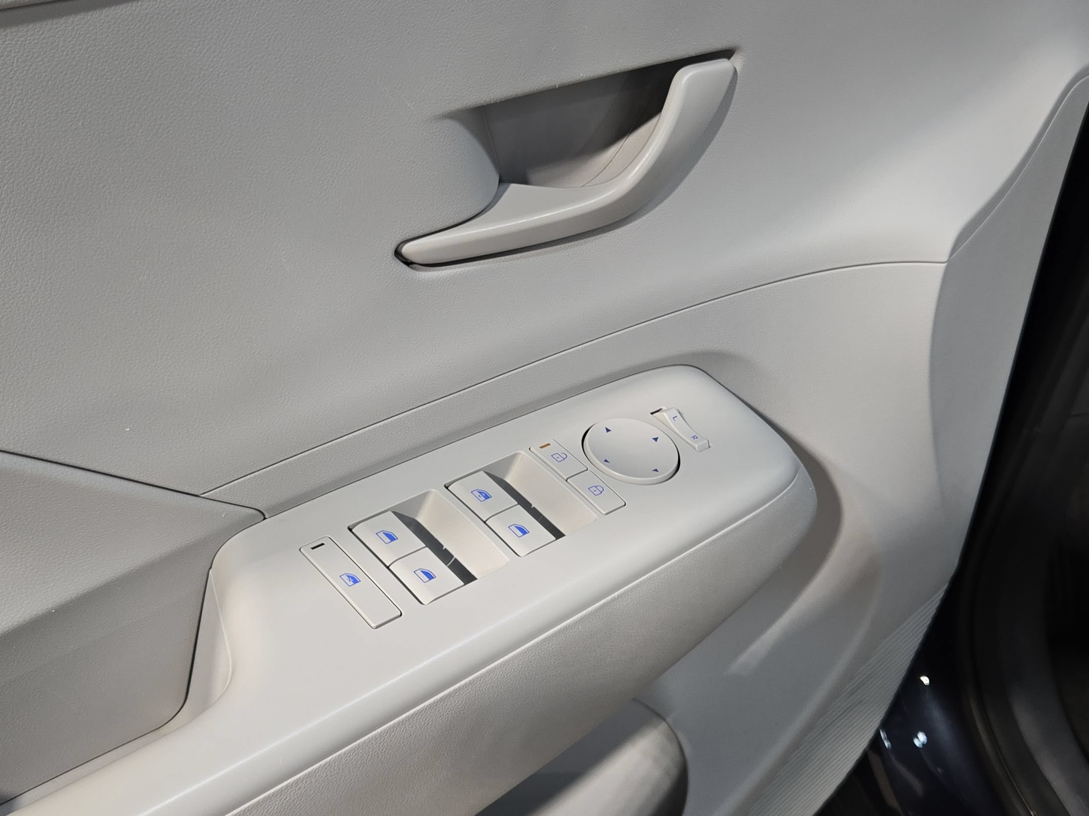 Used 2025 Hyundai Kona SEL FWD image 21
