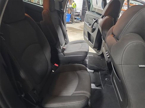 Used 2017 Chevrolet Traverse LT w/ Style and Technology Package image 11