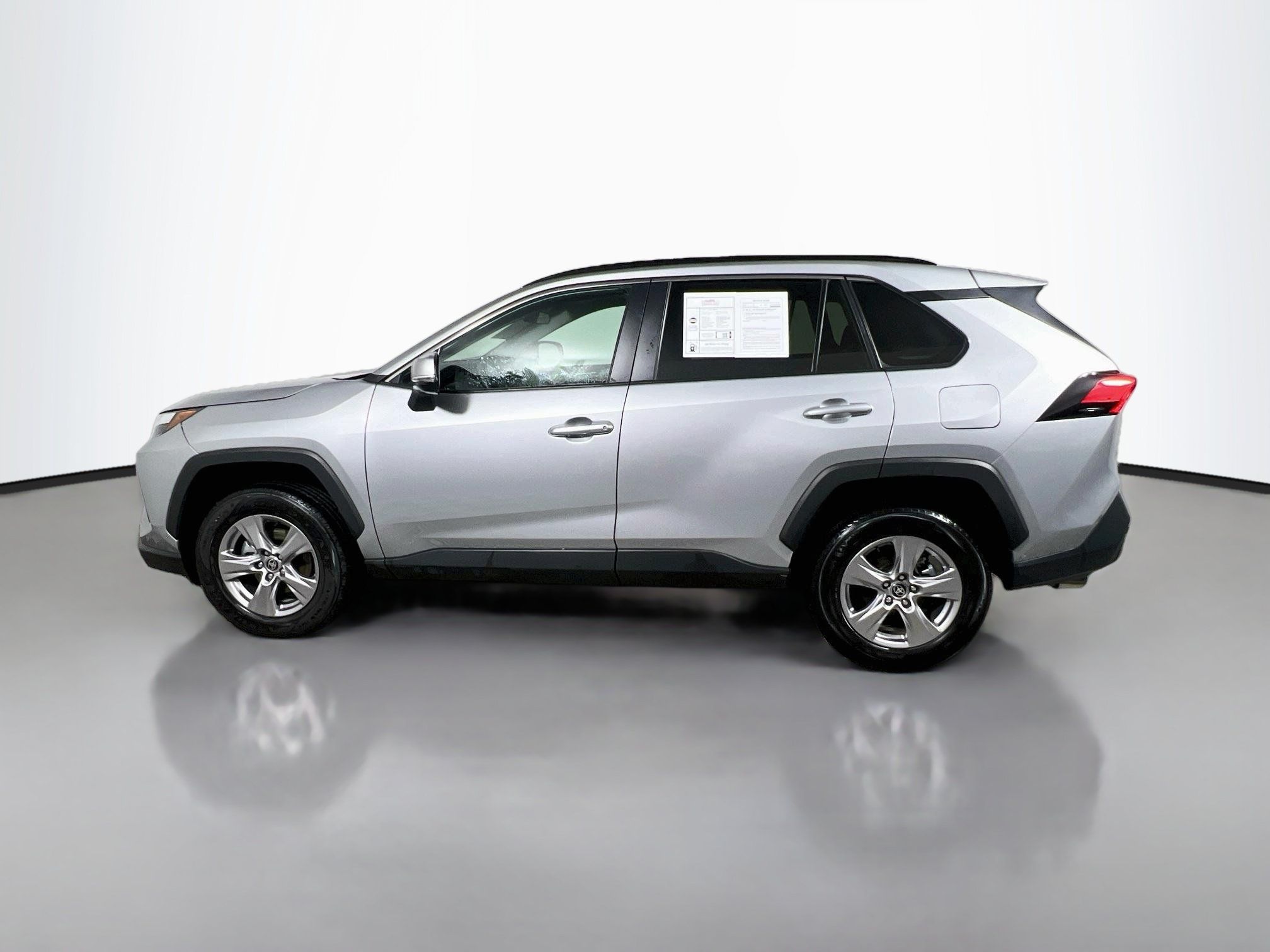 Used 2025 Toyota RAV4 XLE FWD image 9