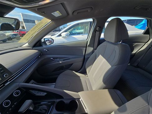 Used 2025 Hyundai Elantra SE image 11
