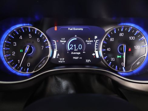 Used 2017 Chrysler Pacifica Limited w/ UConnect Theater Package image 4