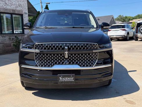 Used 2025 Lincoln Navigator Reserve AWD/4WD image 4