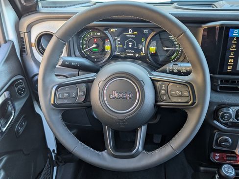 Used 2025 Jeep Wrangler Willys image 23