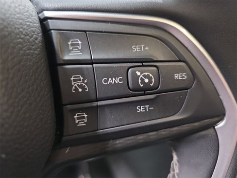 Used 2024 Jeep Grand Cherokee Altitude image 18