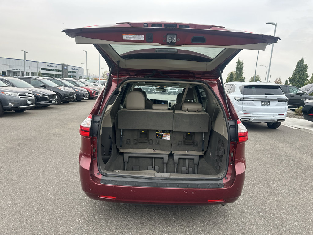 Used 2019 Toyota Sienna XLE w/ XLE Navigation Package FWD image 12