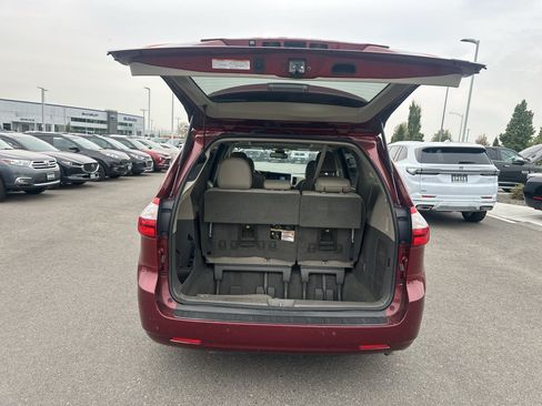 Used 2019 Toyota Sienna XLE w/ XLE Navigation Package FWD image 12