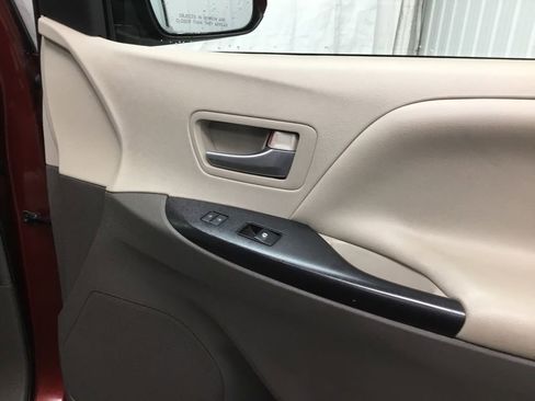 Used 2018 Toyota Sienna LE w/ Protection Package image 17