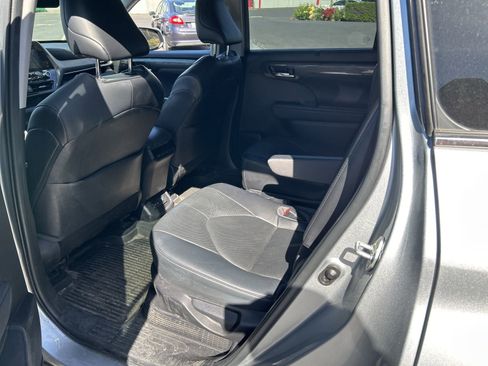 Used 2022 Toyota Highlander Limited image 9
