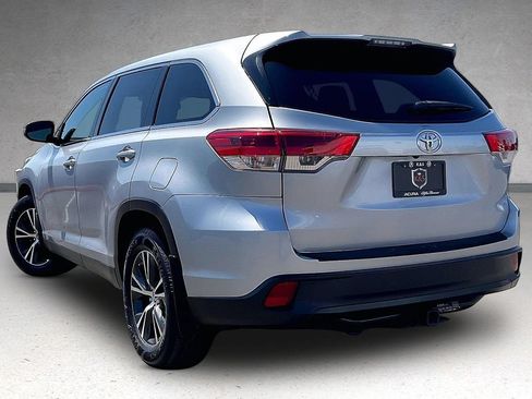 Used 2019 Toyota Highlander LE w/ Carpet Mat Package (TMS) FWD image 4