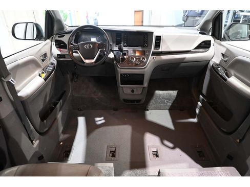 Used 2019 Toyota Sienna XLE w/ XLE Navigation Package FWD image 21