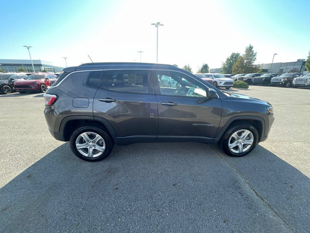 Used 2024 Jeep Compass Latitude AWD/4WD image 5