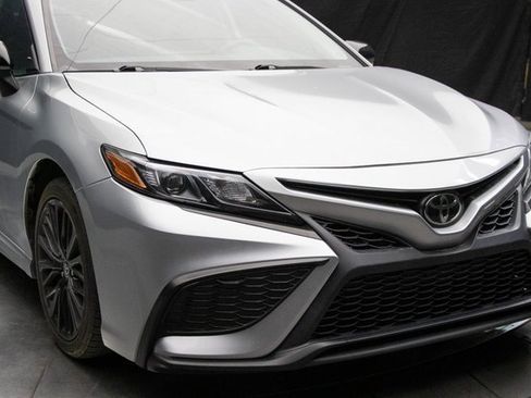 Used 2022 Toyota Camry SE image 3