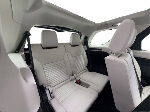 Used 2025 Land Rover Discovery S AWD/4WD image 31