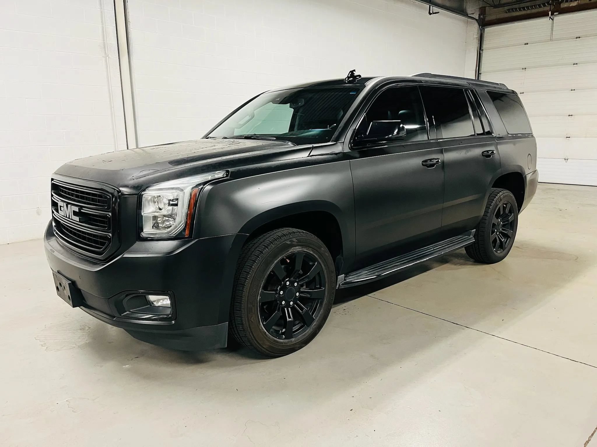 Used 2017 GMC Yukon SLT AWD/4WD image 2