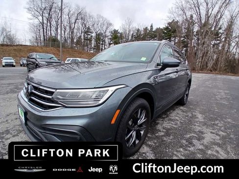 Used 2024 Volkswagen Tiguan SE image 1