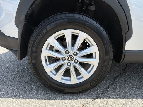 Certified 2024 Toyota Corolla Cross LE image 28