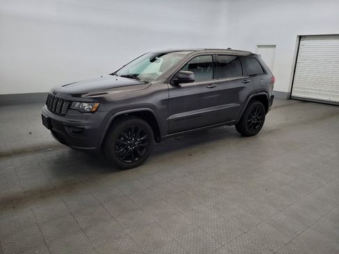 Used 2019 Jeep Grand Cherokee Altitude AWD/4WD image 2