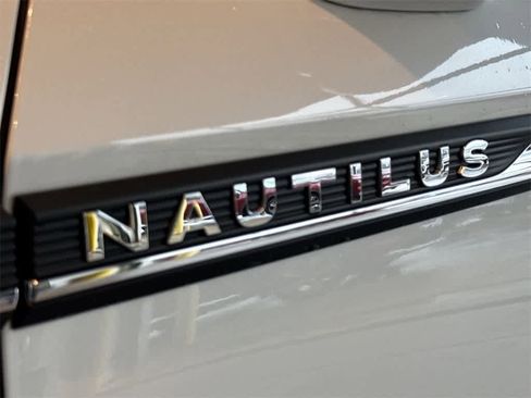 Used 2022 Lincoln Nautilus Reserve w/ Equipment Group 201A image 7