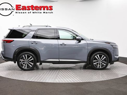Used 2024 Nissan Pathfinder Platinum w/ Black Appearance Package AWD/4WD image 4