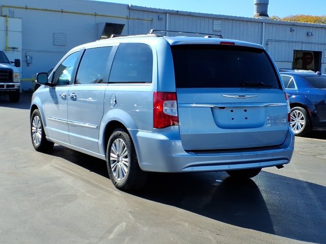 Used 2013 Chrysler Town & Country Touring-L w/ Driver Convenience Group FWD image 6