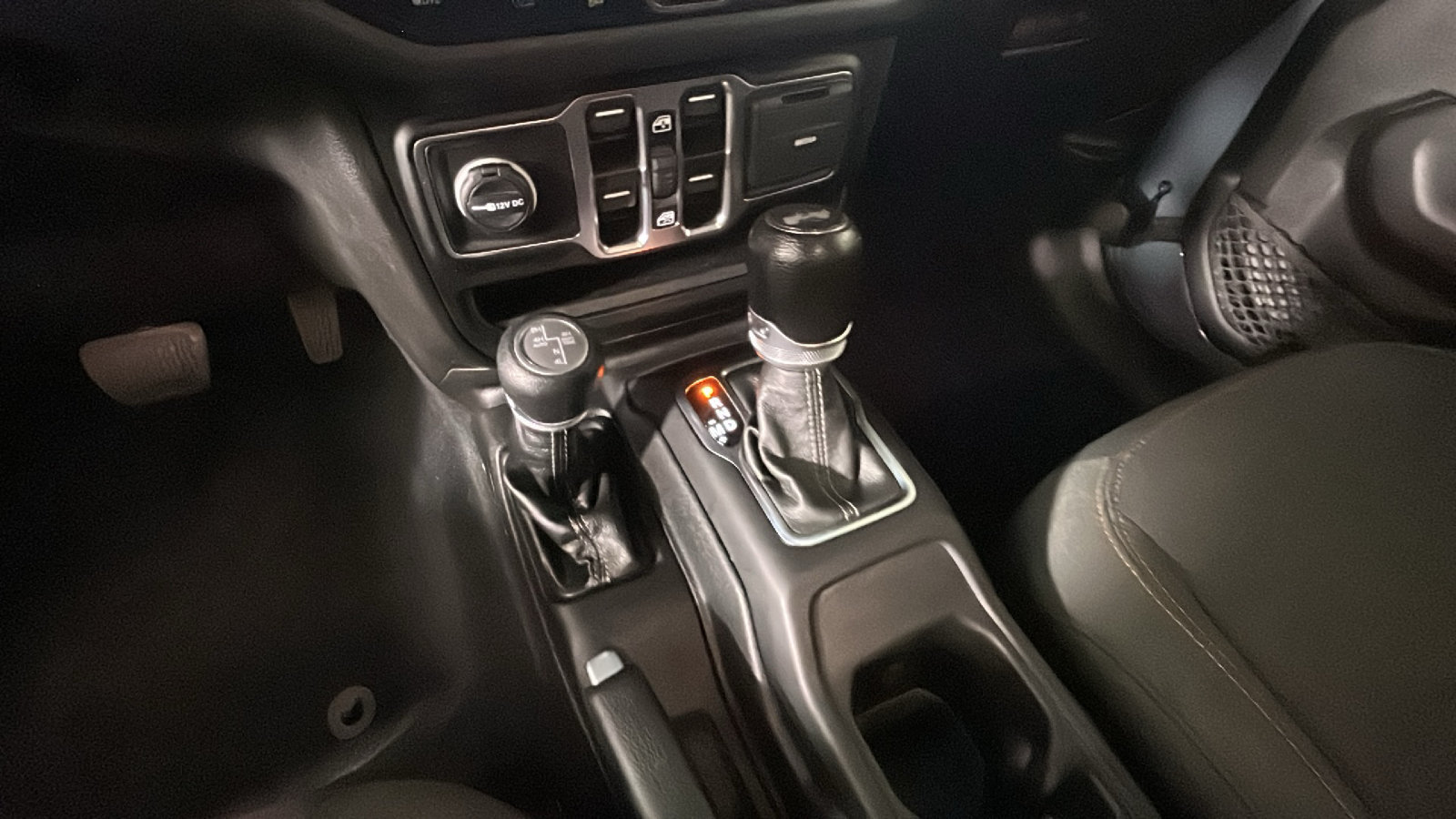 Used 2024 Jeep Wrangler Unlimited AWD/4WD image 23