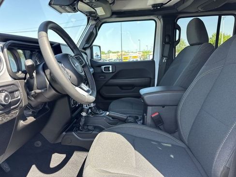 Used 2025 Jeep Wrangler Unlimited Sahara AWD/4WD image 11