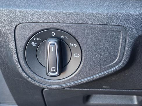 Used 2020 Volkswagen Atlas Cross Sport SE w/ Panoramic Sunroof Package image 24