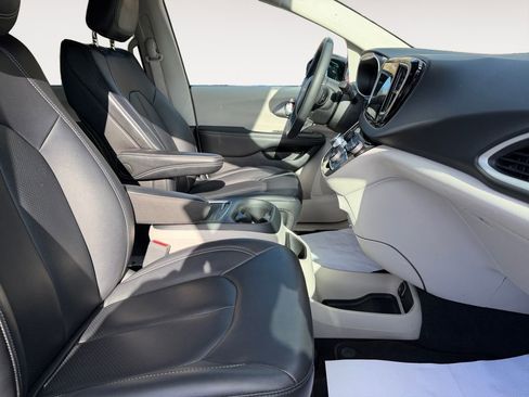 Used 2024 Chrysler Pacifica Touring-L image 27