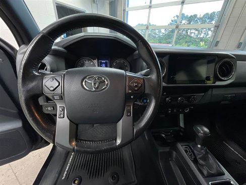 Used 2018 Toyota Tacoma TRD Off-Road w/ Technology Package AWD/4WD image 14
