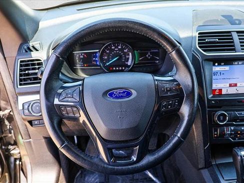 Used 2017 Ford Explorer XLT w/ Equipment Group 201A AWD/4WD image 12