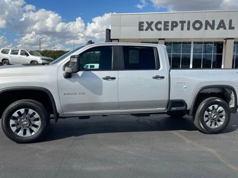 Used 2023 Chevrolet Silverado 2500 Custom w/ Custom Value Package image 2