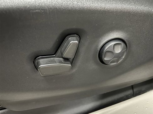 Used 2022 Chrysler Pacifica Touring-L image 11