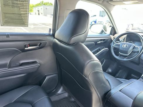 Used 2022 Toyota Highlander XLE AWD/4WD image 15