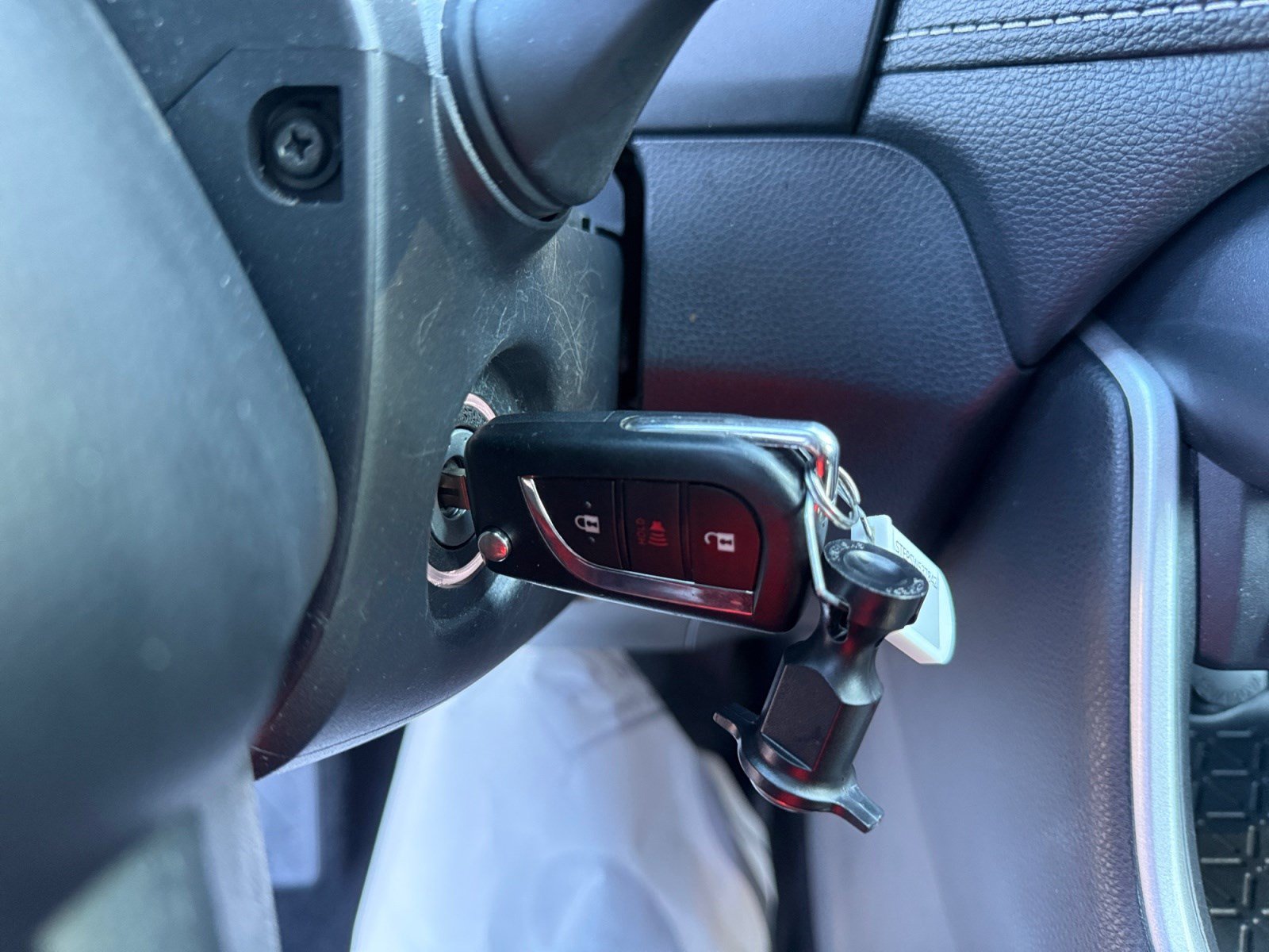 Used 2025 Toyota RAV4 LE AWD/4WD image 28