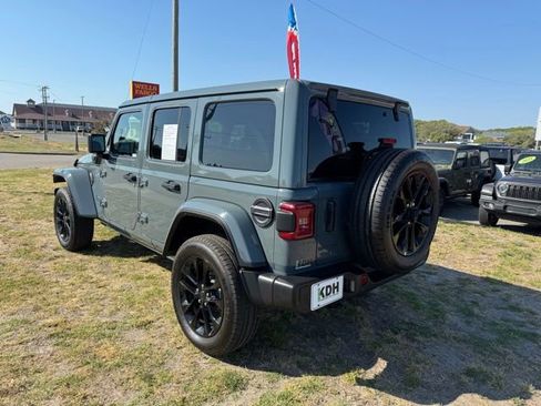 Used 2025 Jeep Wrangler Unlimited Sahara w/ Safety Group AWD/4WD image 5