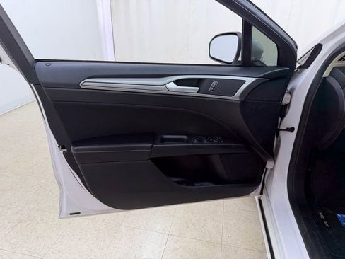Used 2020 Ford Fusion SE FWD image 16