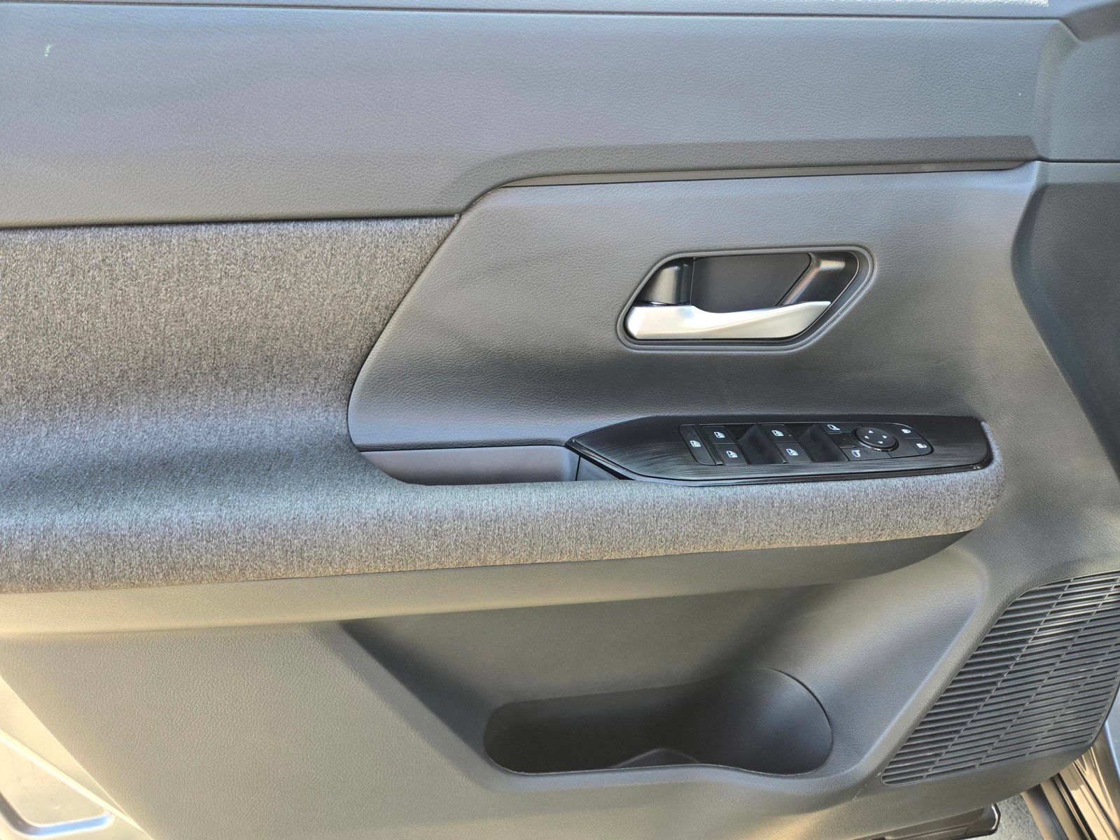 Used 2025 Nissan Kicks SV AWD/4WD image 14