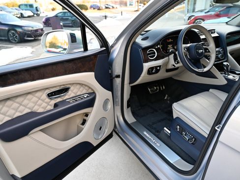 Used 2022 Bentley Bentayga image 15