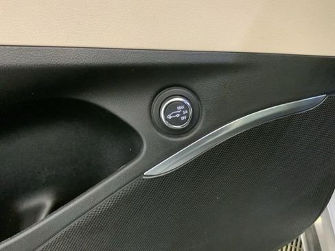 Used 2018 Buick Enclave Essence image 19