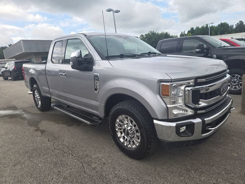 Used 2022 Ford F250 XLT w/ XLT Premium Package RWD image 2