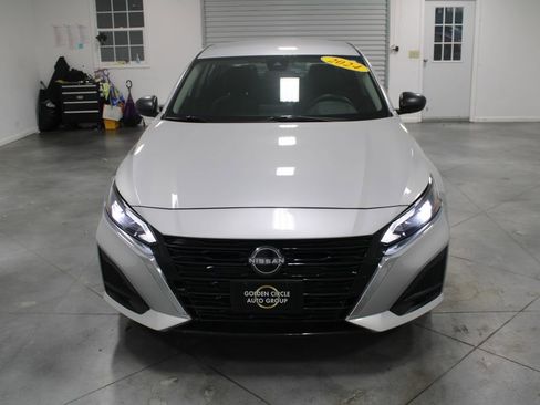 Used 2024 Nissan Altima 2.5 SV image 3