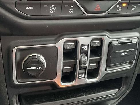 Used 2018 Jeep Wrangler Unlimited Sahara AWD/4WD image 29