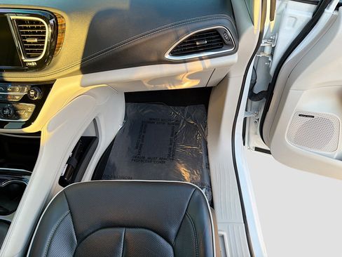 Used 2022 Chrysler Pacifica Limited image 18