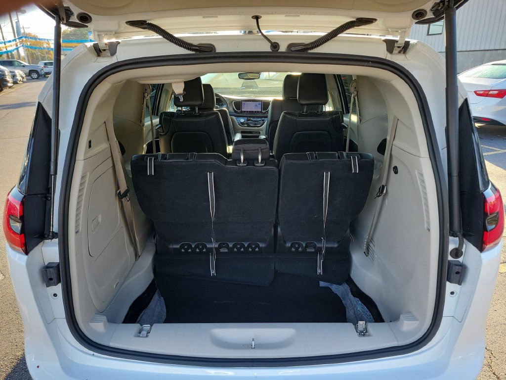 Used 2024 Chrysler Pacifica Limited FWD image 13