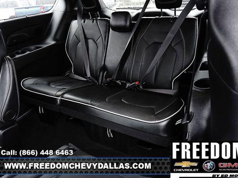 Used 2025 Chrysler Pacifica Limited image 11