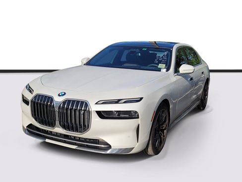 Certified 2023 BMW i7 xDrive60 AWD/4WD image 3