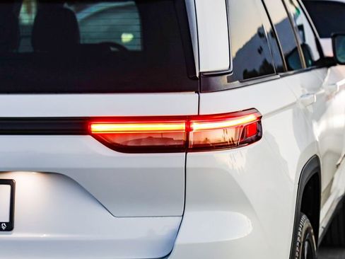 New 2026 Jeep Grand Cherokee Limited w/ Limited Altitude Package image 9