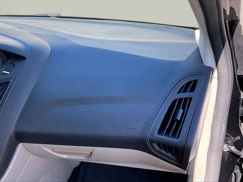 Used 2018 Ford Focus SE w/ SE Appearance Package image 19